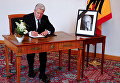 Президент Германии Гаук расписывается в книге соболезнований в память о бывшем президенте Романе Херцоге, который умер в возрасте 82 лет