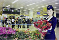 Стюардесса держит цветы в одном из аэропортов Северной Кореи.