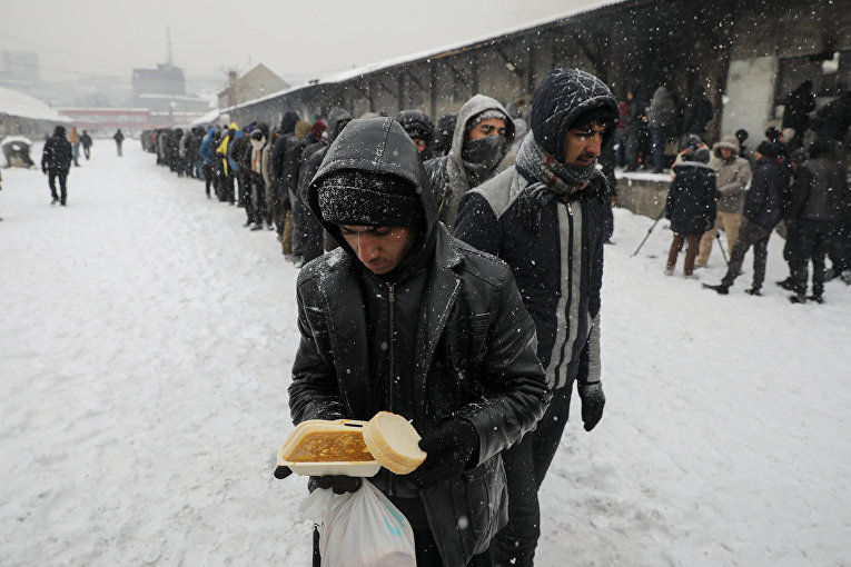 Сербские мигранты, мороз и очереди за едой