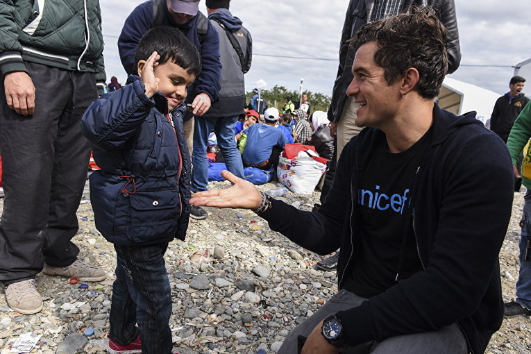 Орландо Блум во время своего визита в лагерь беженцев около Гевгелии