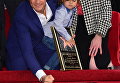 Орландо Блум позирует со своим сыном Флинном на церемонии открытия своей Звезды на Голливудской аллее славы
