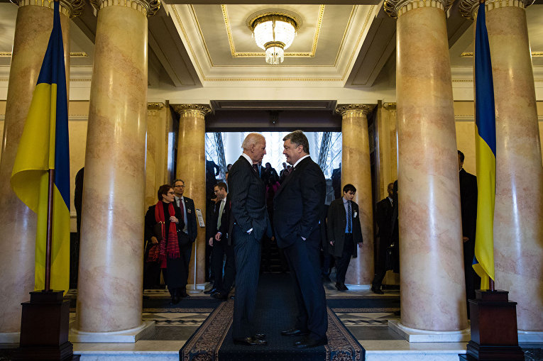 Вице-президент США Джозеф Байден и президент Украины Петр Порошенко