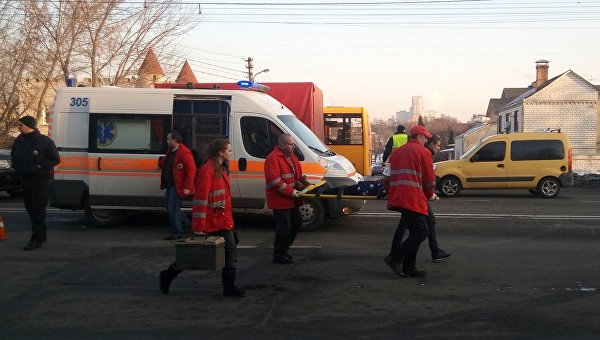 В Киеве на пешеходном переходе у лицея сбили трех школьниц