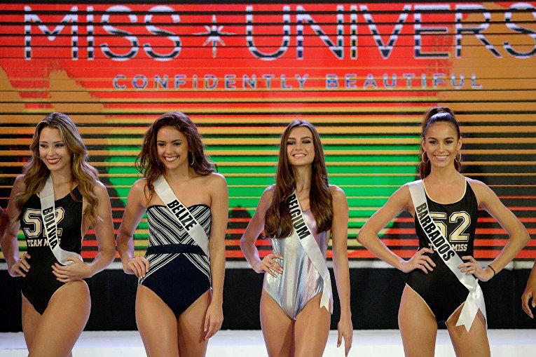 Участницы конкурса Мисс Вселенная принимают участие в дефиле купальников
