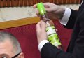 Нардепы в Раде с любопытством рассматривают бутылку водки из ДНР