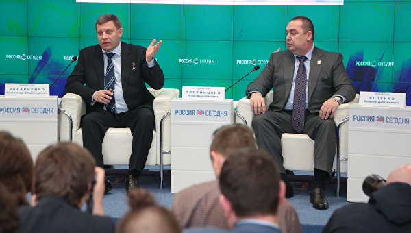 Глава ДНР Александр Захарченко (слева) и глава ЛНР Игорь Плотницкий на пресс-конференции