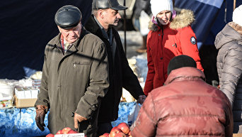 Пожилые люди на рынке перед новогодними праздниками. Архивное фото