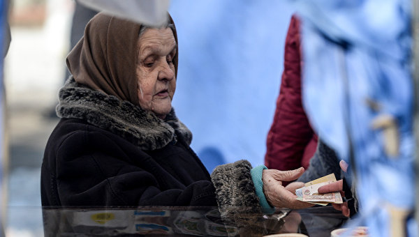 Пожилая женщина на рынке