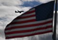 Самолет и флаг США. Архивное фото