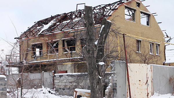 Разрушенный дом на одной из улиц в Донецке. Архивное фото