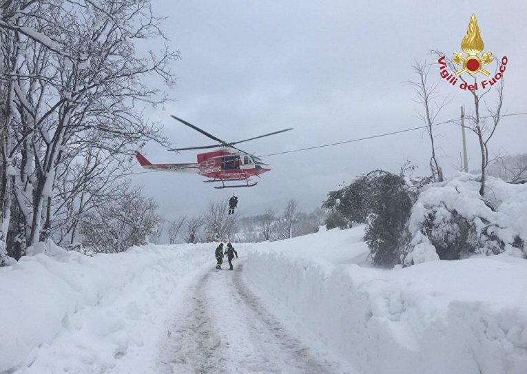 Сход снежной лавины в Италии: работа спасателей