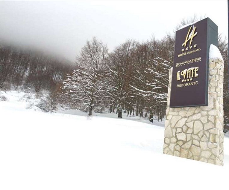 На месте схода снежной лавины в Италии 19 января 2017 года: отель Rigopiano di Farindola