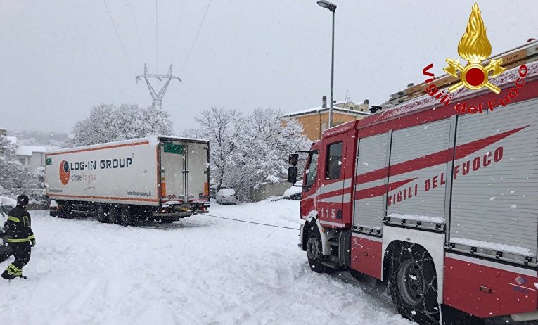 Сход снежной лавины в Италии: работа спасателей 19 января 2017 года