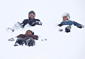 Барак Обама играет с детьми в снегу