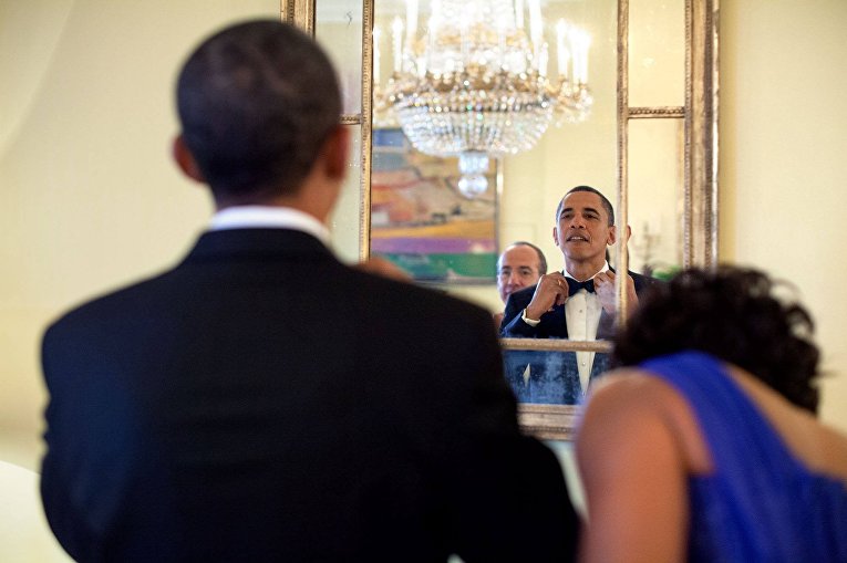 Барак Обама перед зеркалом