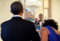 Барак Обама перед зеркалом