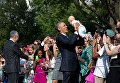 Барак Обама держит на руках ребенка