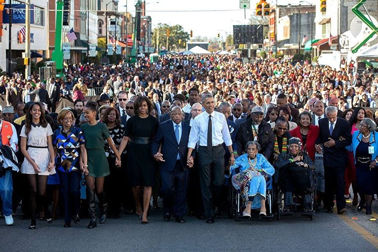 Барак Обама во главе шествия
