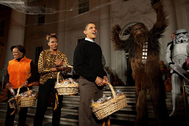 Барак Обама с супругой Мишель во время празднования Хэллоуина