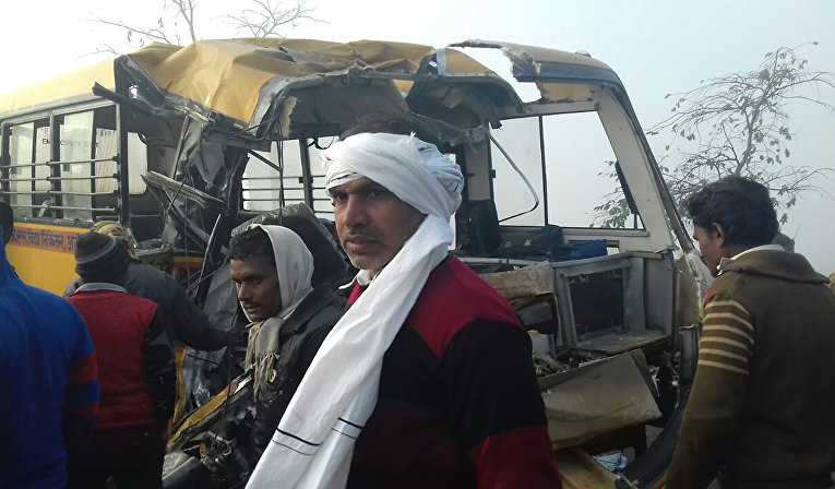 В индийском штате Уттар-Прадеш школьный автобус столкнулся с грузовиком, погибли по меньшей мере 25 детей.
