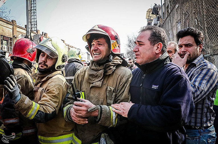 Обрушение здания в Тегеране.Спасатели не скрывают слез