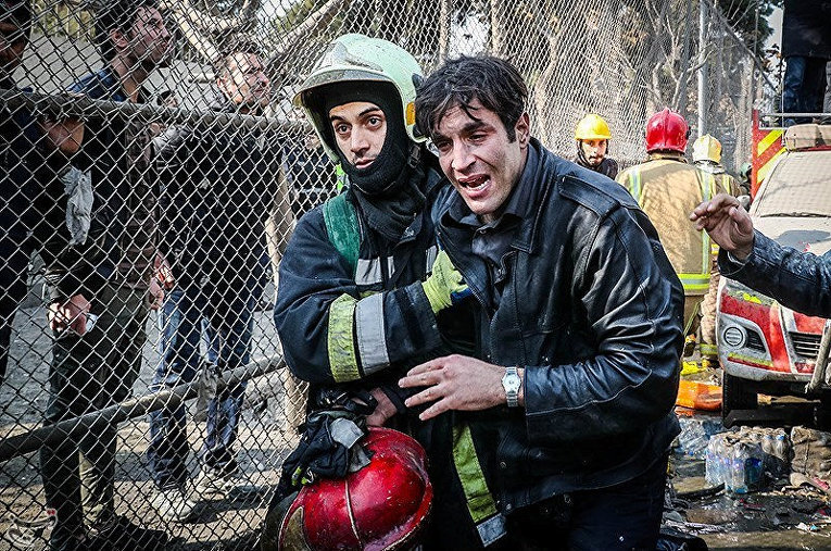Обрушение здания в Тегеране. Спасатели не скрывают слез