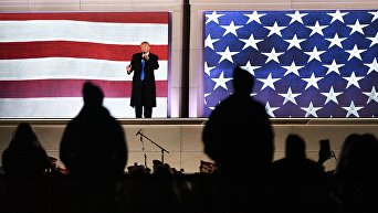 Избранный президент США Дональд Трамп выступает на концерте, посвященном предстоящей инаугурации, у мемориала Линкольна в Вашингтоне