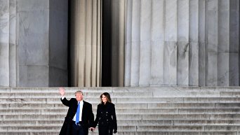 Избранный президент США Дональд Трамп с супругой Меланией выступает на концерте, посвященном предстоящей инаугурации, у мемориала Линкольна в Вашингтоне