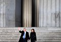 Избранный президент США Дональд Трамп с супругой Меланией выступает на концерте, посвященном предстоящей инаугурации, у мемориала Линкольна в Вашингтоне