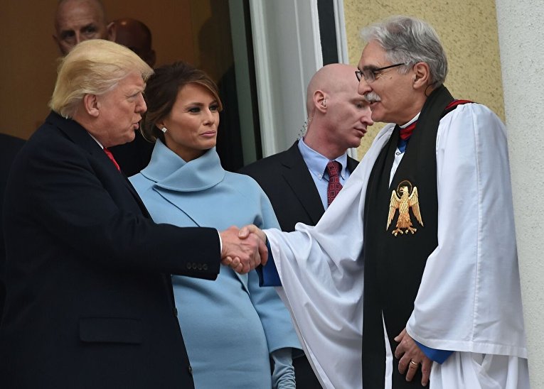 Дональд Трамп с супругой у входа в церковь