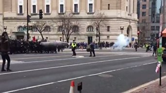 Столкновения протестующих с полицией перед инаугурацией Трампа