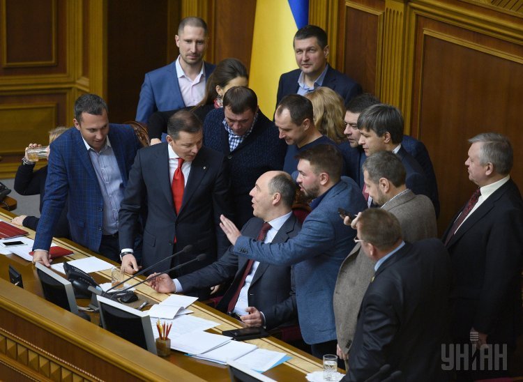 Спикер Верховной Рады Андрей Парубий объявил в пятницу о закрытии пятой сессии парламента VIII созыва. Шестая сессия начнет свою работу 7 февраля и завершит ее 21 июля 2017 года