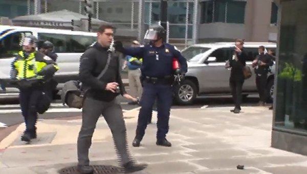 Столкновения с полицией во время акции протеста в Вашингтоне
