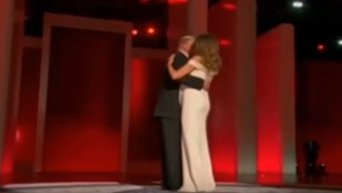 Дональд и Меланья Трамп танцуют на инаугурационном балу. Видео