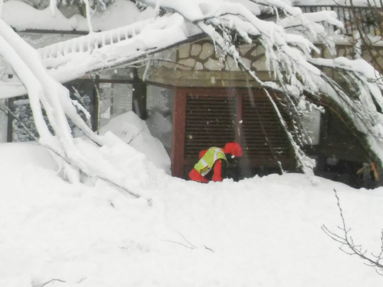 Спасательная операция в Италии, где лавиной накрыло отель