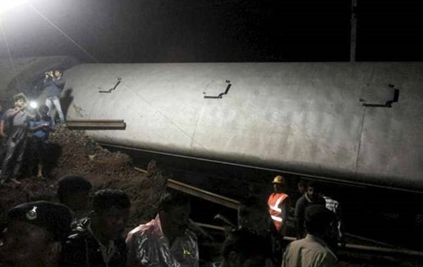 Крушение поезда в Индии