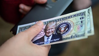 Сувенирные банкноты с изображением 45-го президента США Дональда Трампа
