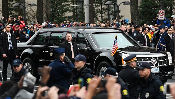 Автомобиль 45-го президента США Дональда Трампа на Пенсильвания-авеню в Вашингтоне после церемонии инаугурации