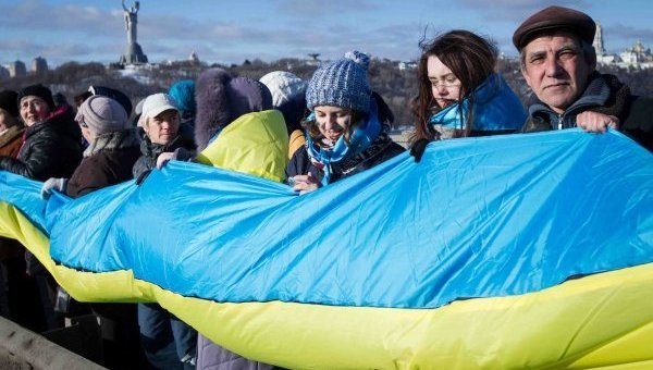 Акция по соединению берегов Днепра живой цепью в Киеве в День Соборности