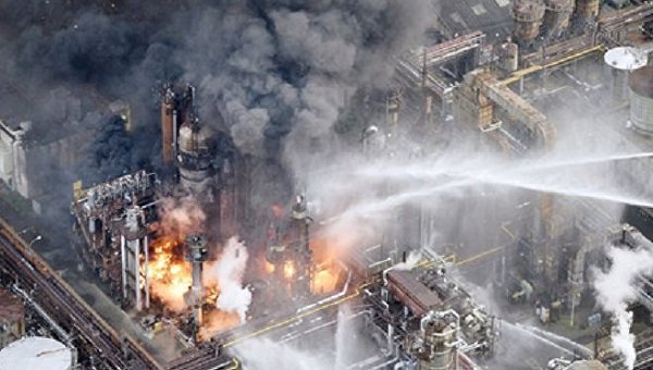 Пожар на нефтеперерабатывающем заводе в Японии