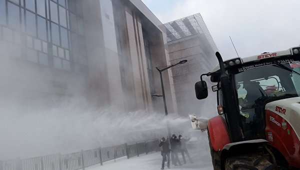Акция протеста фермеров в Брюсселе: они распылили тонну сухого молока на здание Совета ЕС