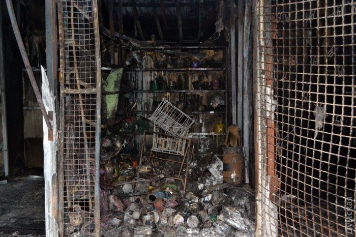 Последствия пожара на Привозе: в сгоревших павильонах орудуют мародеры