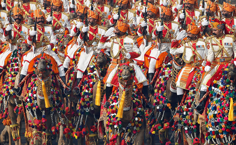 Солдаты на верблюдах принимают участие в репетиции парада Дня Республики Индии в Нью-Дели