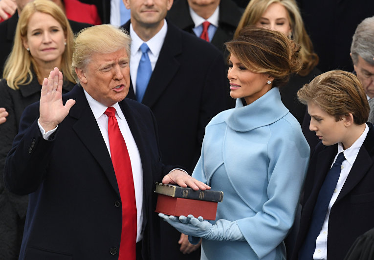 Инаугурация Дональда Трампа, Библию держит супруга Мелания, 20 января 2017 года
