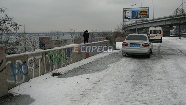 В Киеве мужчина разбился насмерть, прыгнув с моста метро