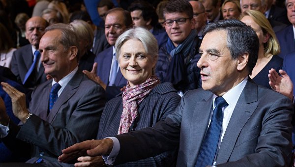 Кандидат на пост президента Франции от партии Республиканцев Франсуа Фийон с супругой Пенелопой Фийон (справа налево)