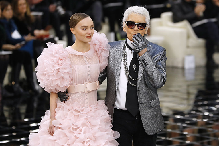 Лили-Роуз Депп и Карл Лагерфельд на показе мод весна-лето 2017 Chanel Couture в Париже