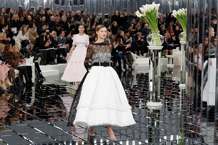 Модель Линдси Виксон на показе мод весна-лето 2017 Chanel Couture в Париже