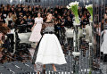 Модель Линдси Виксон на показе мод весна-лето 2017 Chanel Couture в Париже