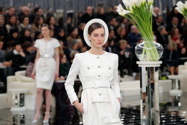 Модель представляет коллекцию Карла Лагерфельда на показе мод весна-лето 2017 Chanel Couture в Париже